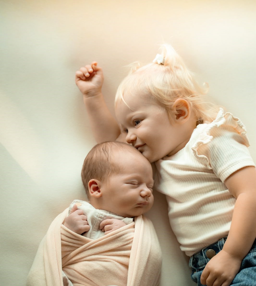 Newbornshooting mit Geschwistern: So gelingt es entspannt