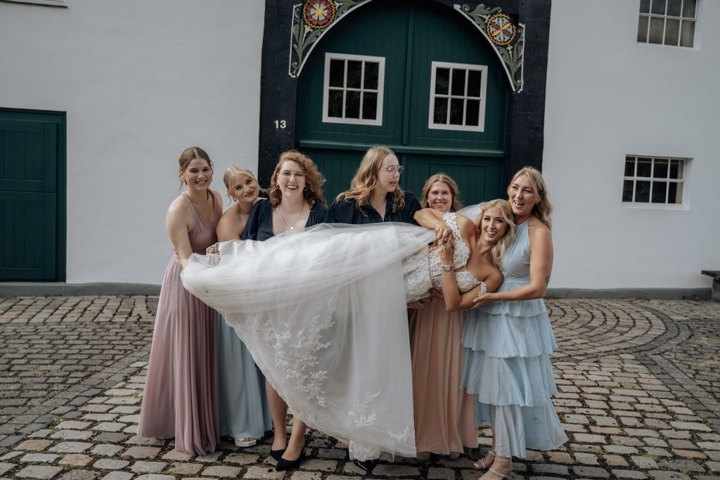 Familienfoto der Braut mit Freundinnen