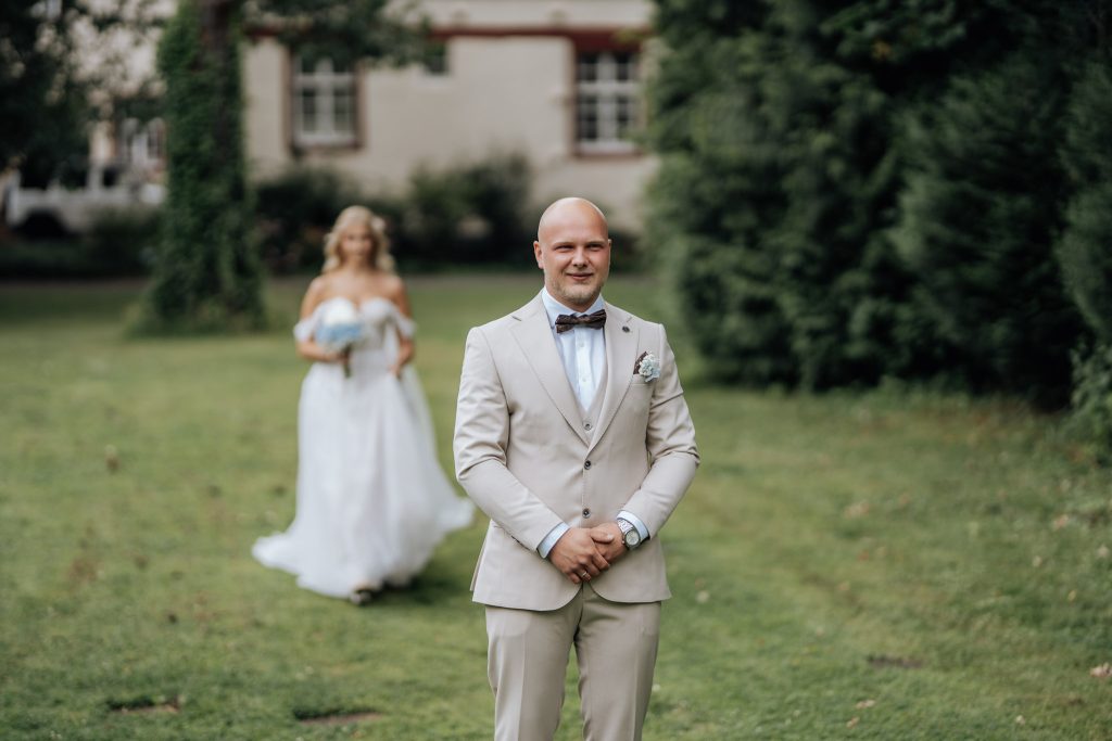 Natürliches Brautpaarfoto während des Hochzeitsshootings