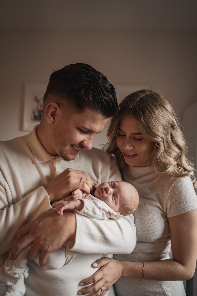 Natürliches Newbornshooting mit Baby und Eltern zu Hause