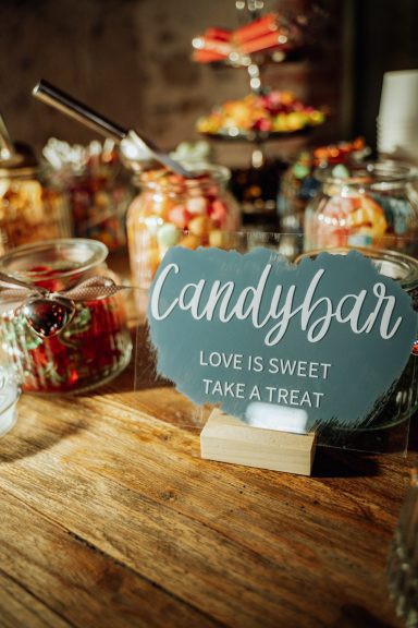 Beleuchtetes Candybar-Schild bei der Hochzeitsfeier im Hof Steffen