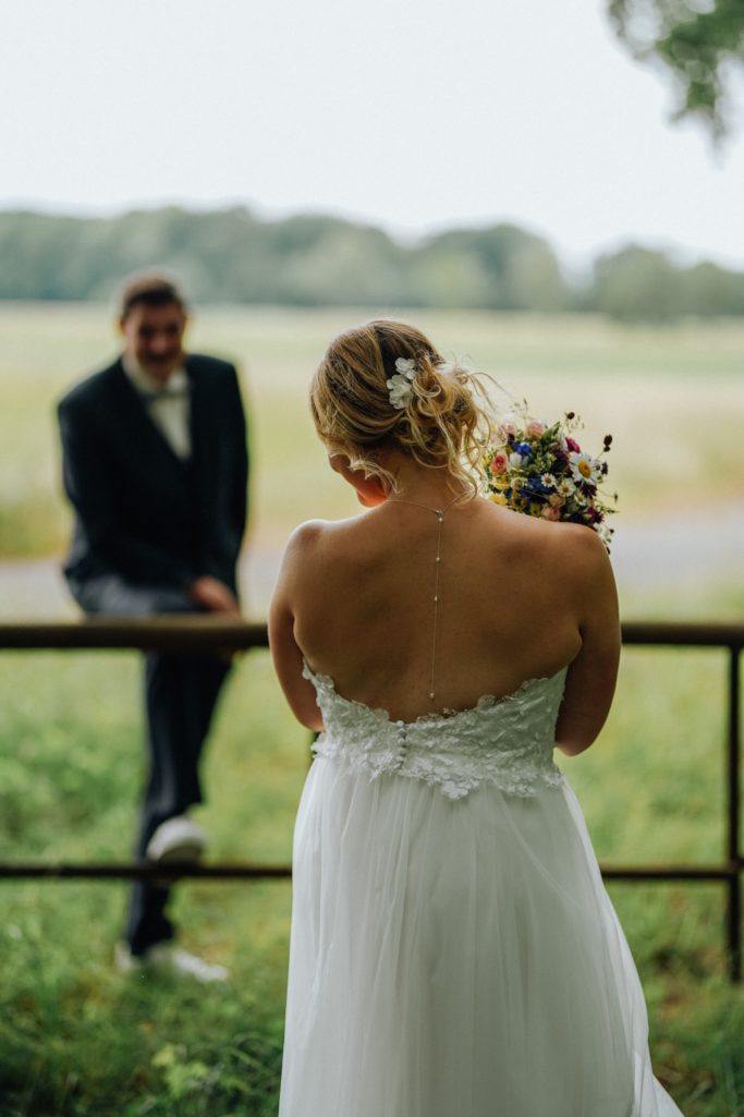 Hochzeitsfotograf NRW Braut von hinten Blick auf Brautkleid Detail