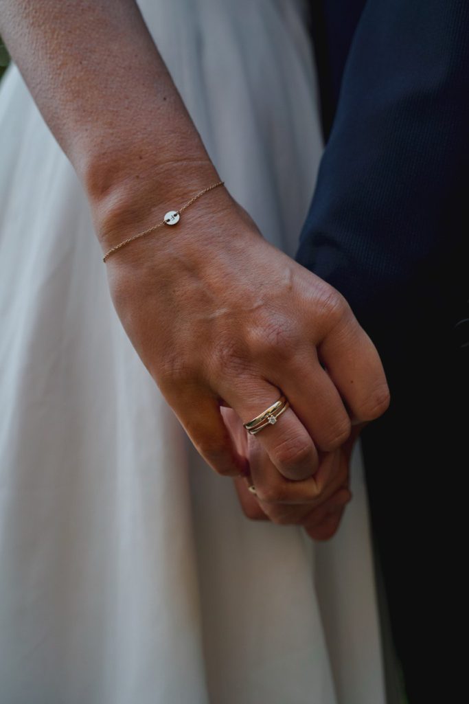 Hochzeitsfotograf Bielefeld Hände Brautpaar mit Eheringen Detailaufnahme