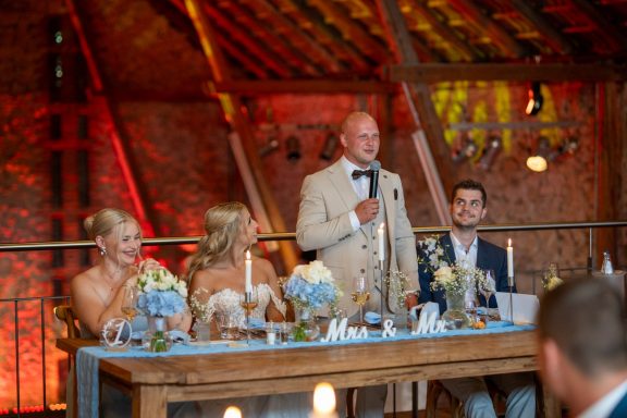 Bräutigam hält eine Rede bei der Hochzeitsfeier im Hof Steffen