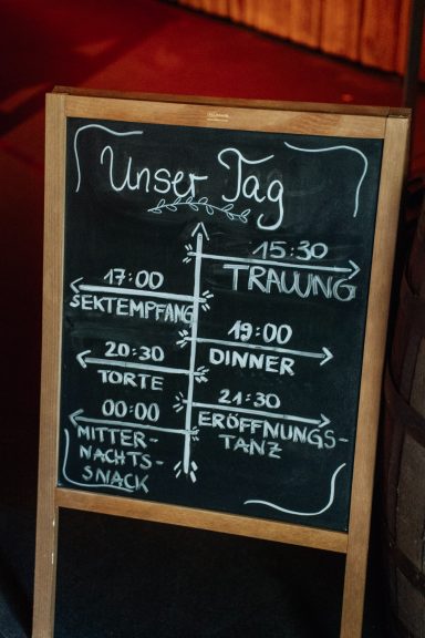 Tafel mit dem Ablauf des Hochzeitstages im Hof Steffen