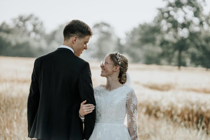 Hochzeitsfotograf NRW Brautpaar schaut sich verliebt an draußen