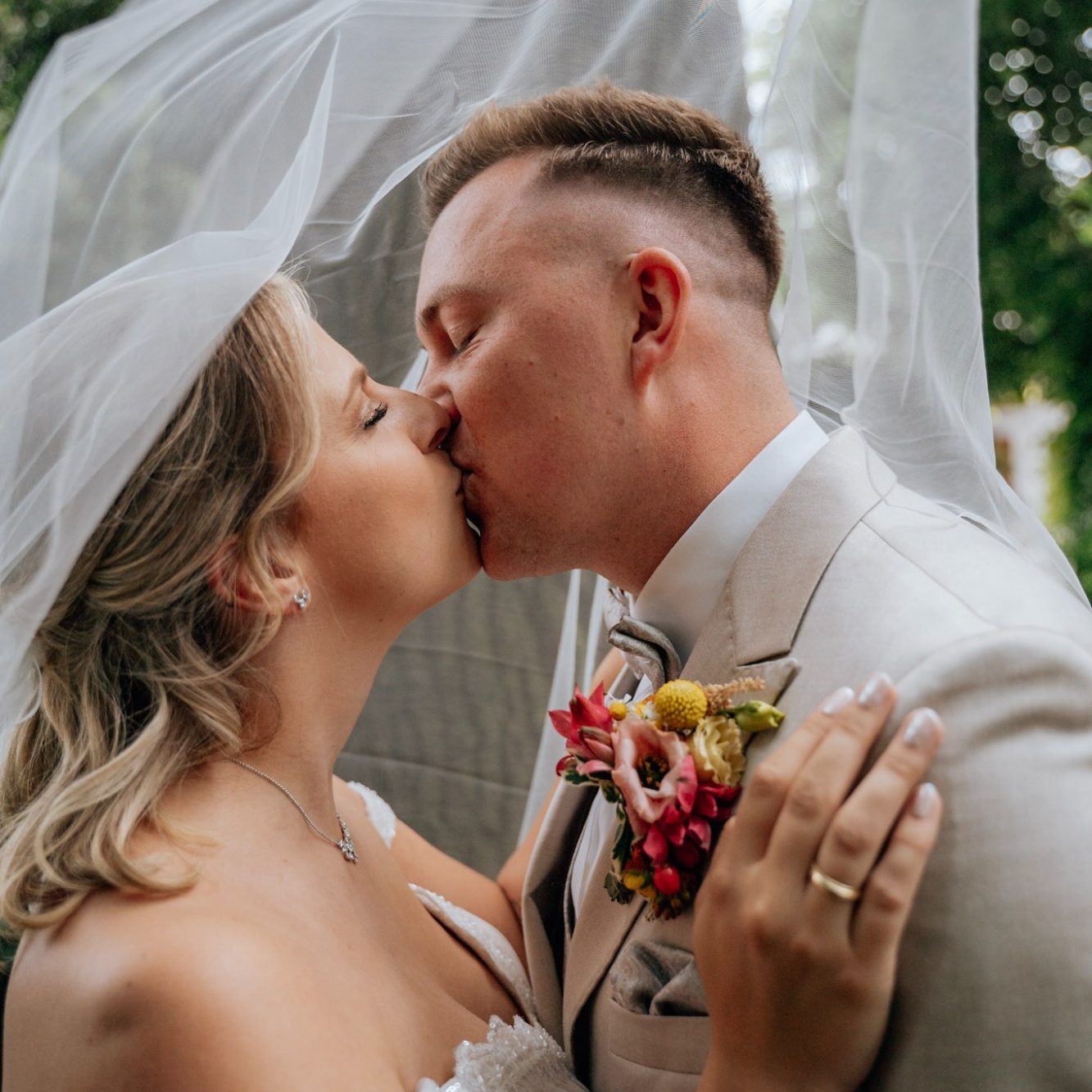 Bräutigam im hellen Hochzeitsanzug bei einer Hochzeitsreportage in OWL