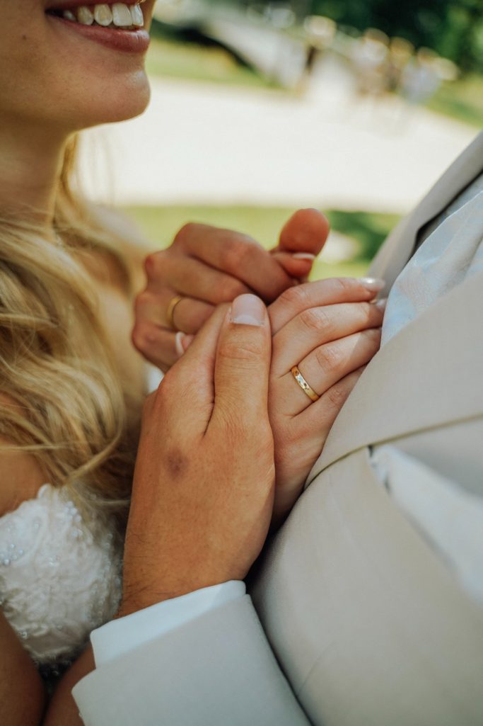 Hochzeitsfotograf Gütersloh Hände Brautpaar Nahaufnahme Ringe Detail
