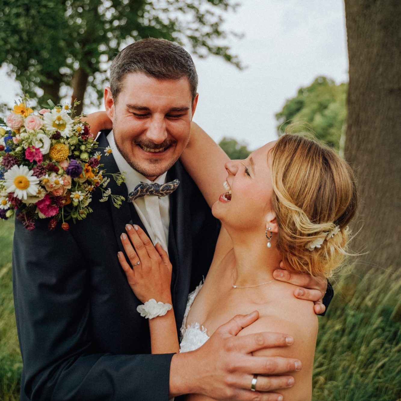 Bräutigam im hellen Hochzeitsanzug bei einer Hochzeitsreportage in OWL