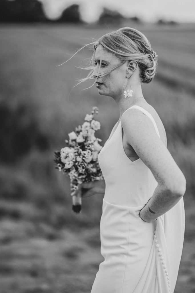 Hochzeitsfotograf Gütersloh Braut mit Blumenstrauß elegantes Portrait