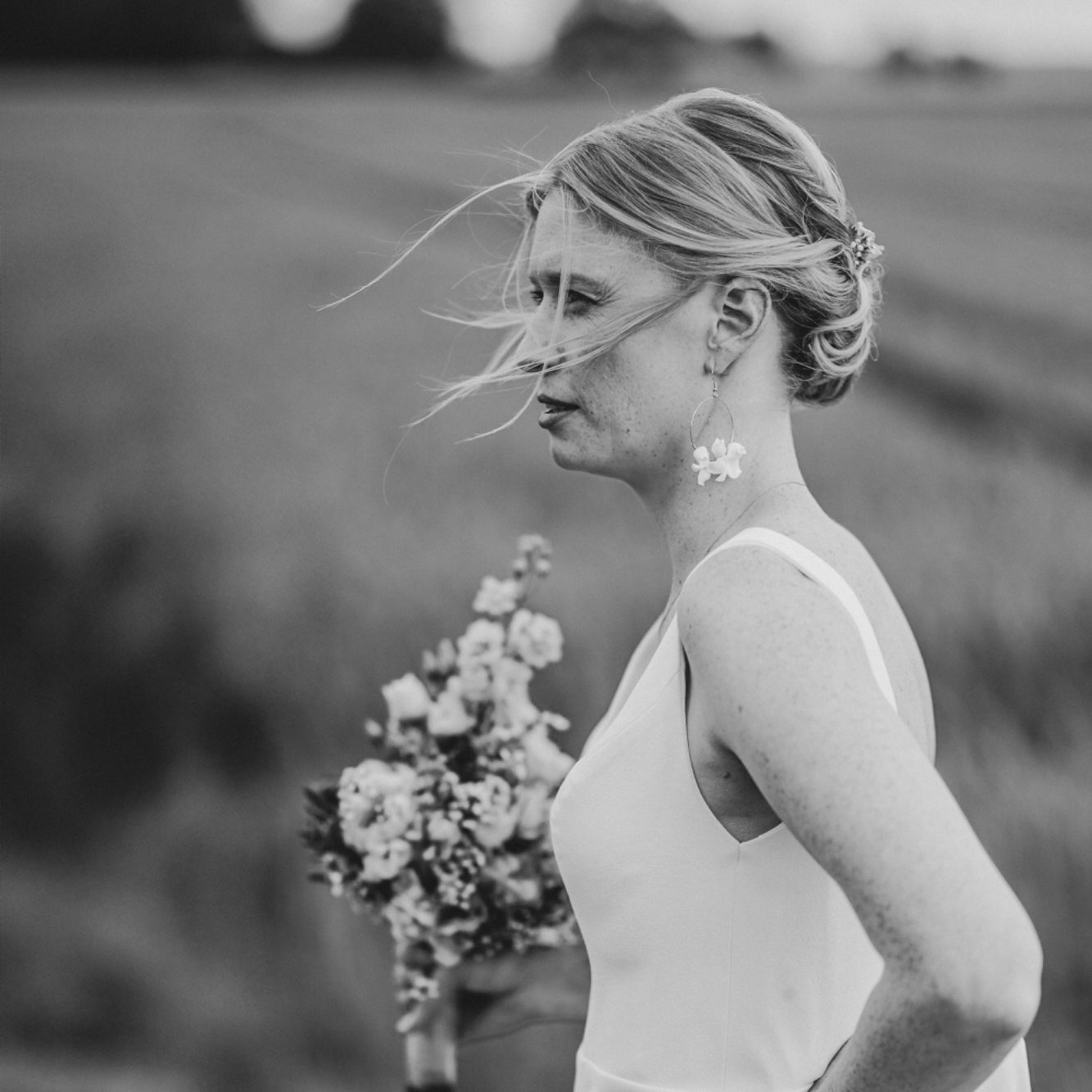 Bräutigam im hellen Hochzeitsanzug bei einer Hochzeitsreportage in OWL