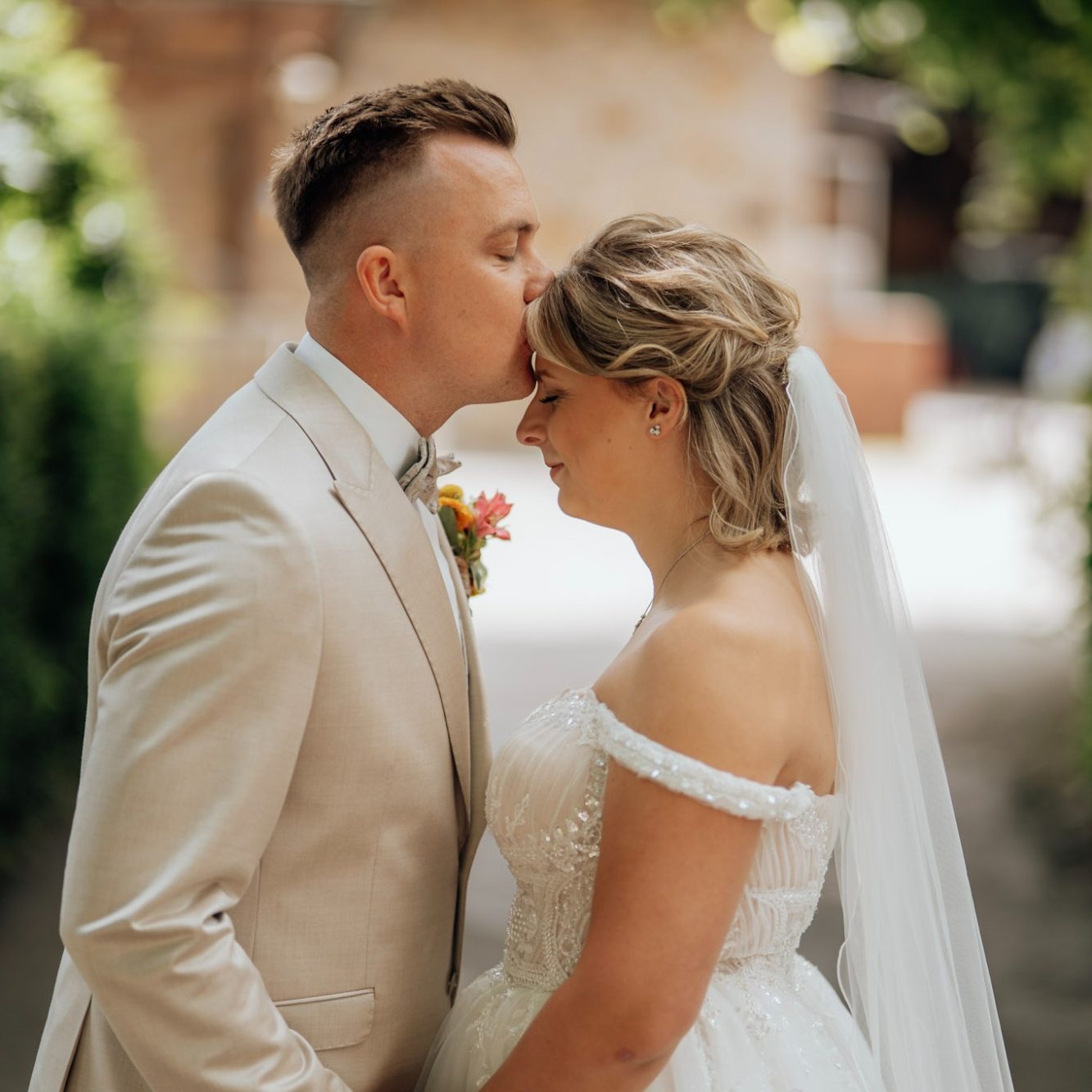 Emotionaler Moment eines Brautpaares bei einer Hochzeit in Bielefeld