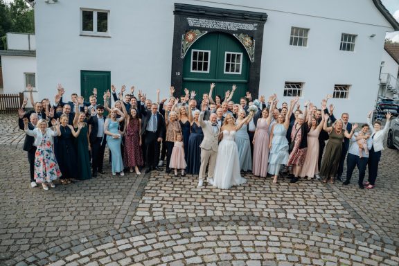 Gruppenfoto der Hochzeitsgesellschaft vor dem Hof Steffen