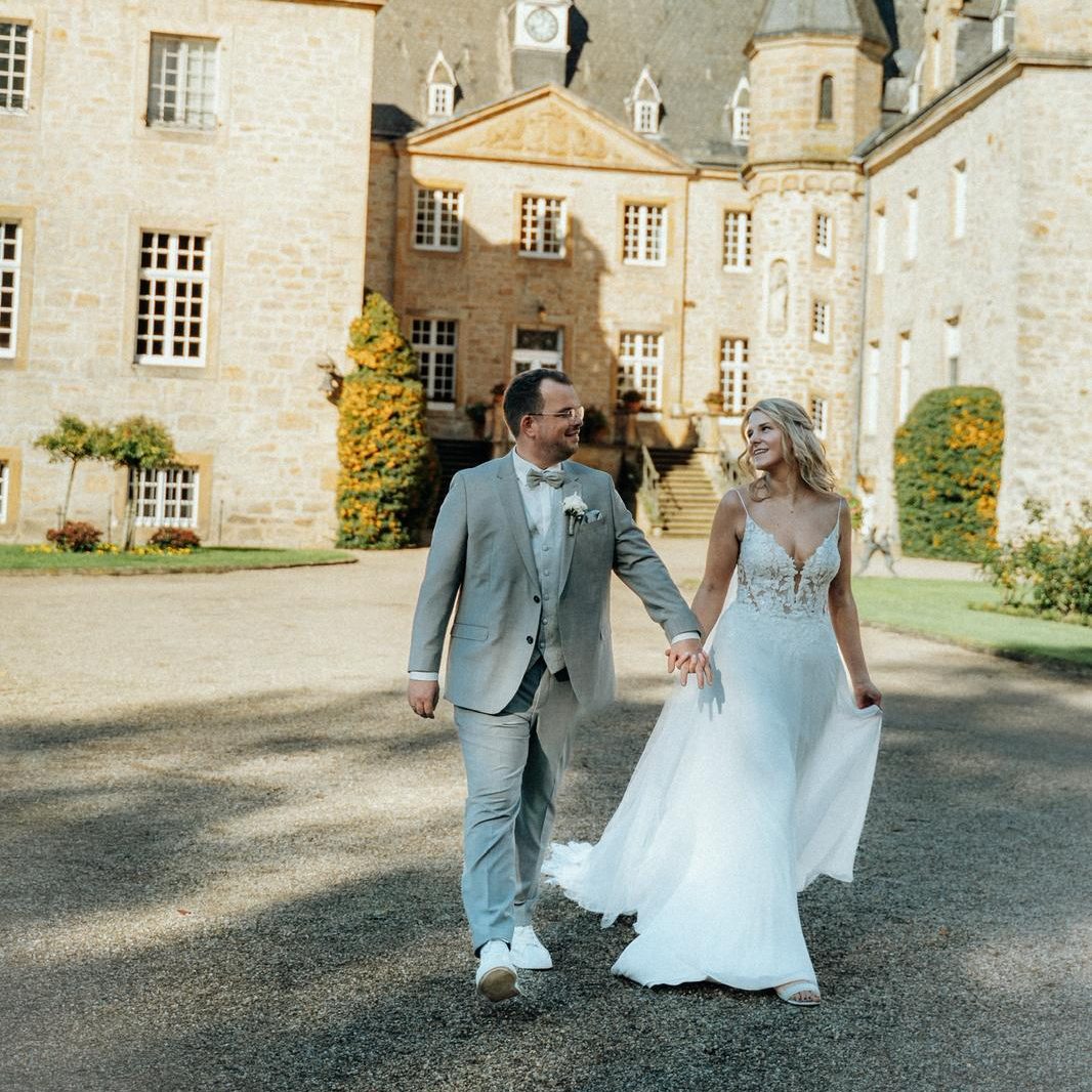 Bräutigam im hellen Hochzeitsanzug bei einer Hochzeitsreportage in OWL