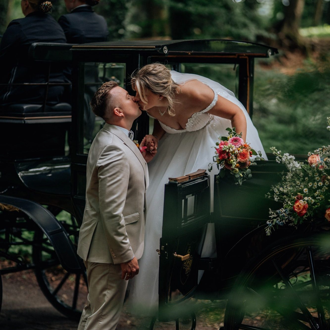 Natürliches Brautpaarshooting vor einem Hochzeitsauto in Harsewinkel