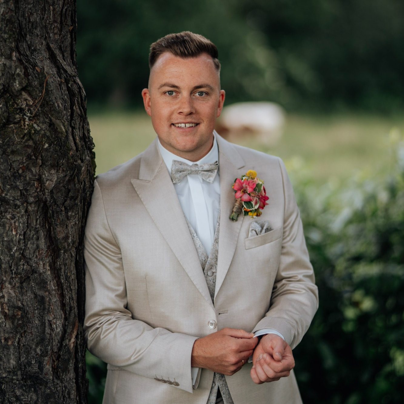 Bräutigam im hellen Hochzeitsanzug bei einer Hochzeitsreportage in OWL