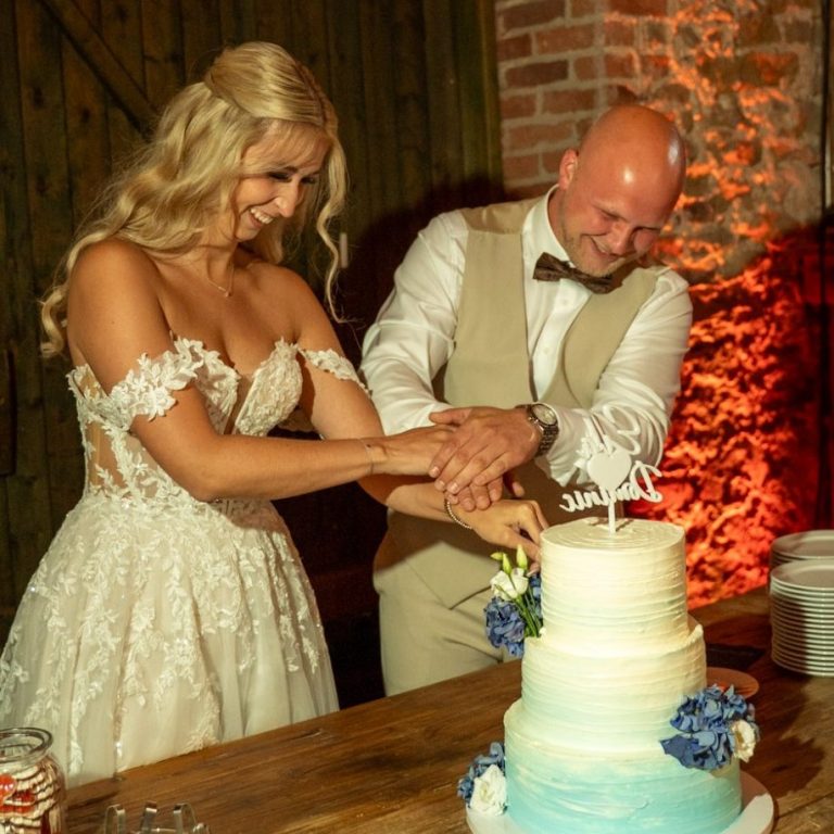 Brautpaar schneidet gemeinsam die Hochzeitstorte in Harsewinkel an