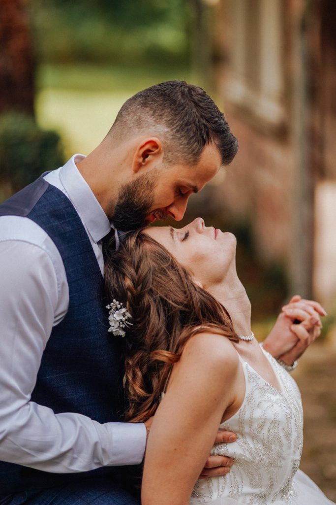 Hochzeitsfotograf Gütersloh Brautpaar tanzt eng zusammen romantischer Moment