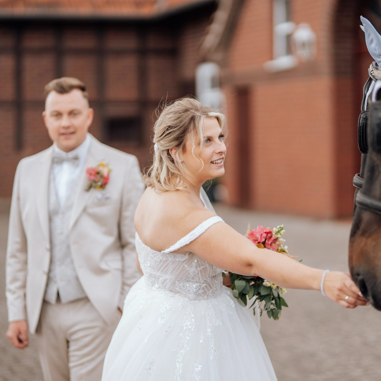 Bräutigam im hellen Hochzeitsanzug bei einer Hochzeitsreportage in OWL