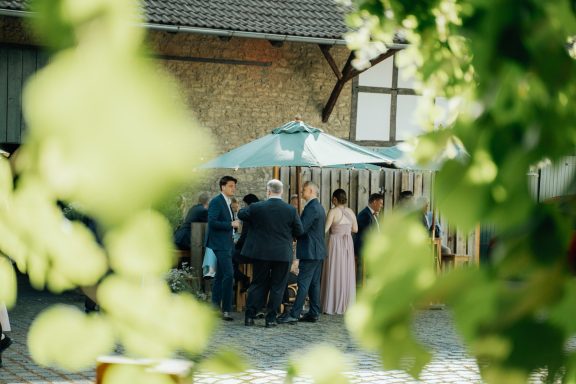Hochzeitsgesellschaft im Innenhof des Hof Steffen in Bielefeld