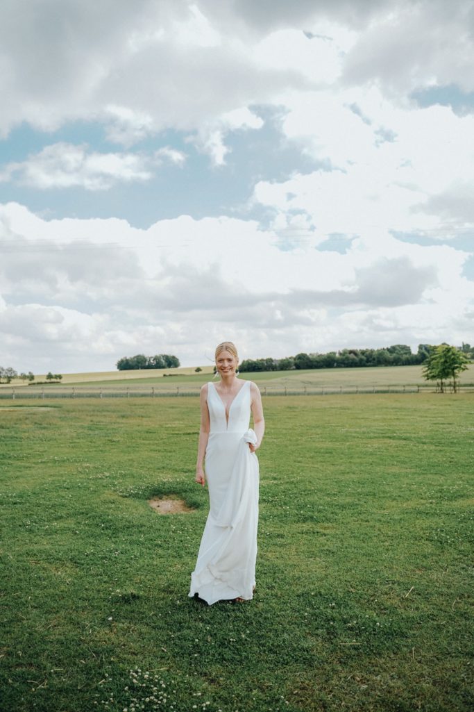 Hochzeitsfotograf Gütersloh Brautpaar Wiese natürliche Hochzeit draußen