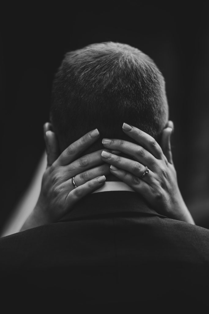Hochzeitsfotograf Harsewinkel emotionaler Moment Bräutigam berührt Gesicht