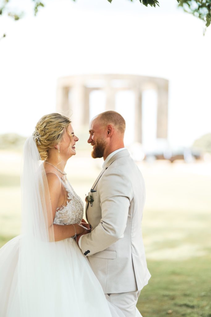 Hochzeitsfotograf Harsewinkel Brautpaar schaut sich verliebt an natürliches Portrait