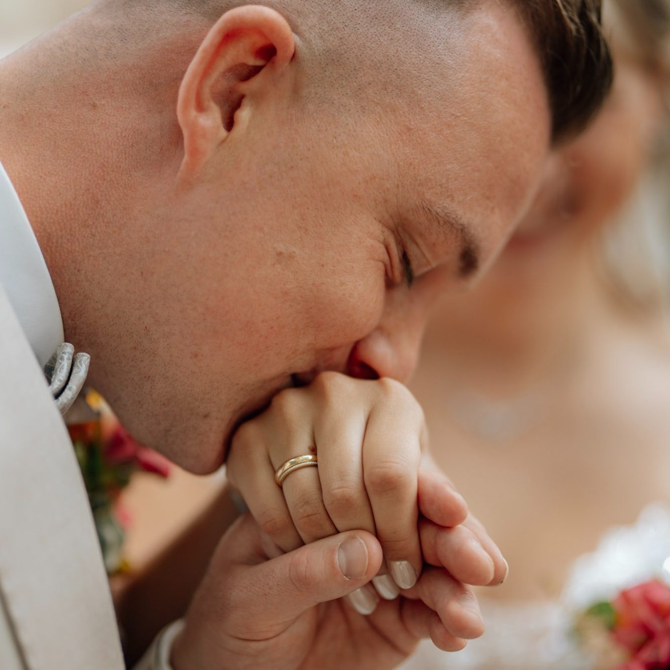 Bräutigam küsst die Hand seiner Braut bei einer Hochzeit in Gütersloh