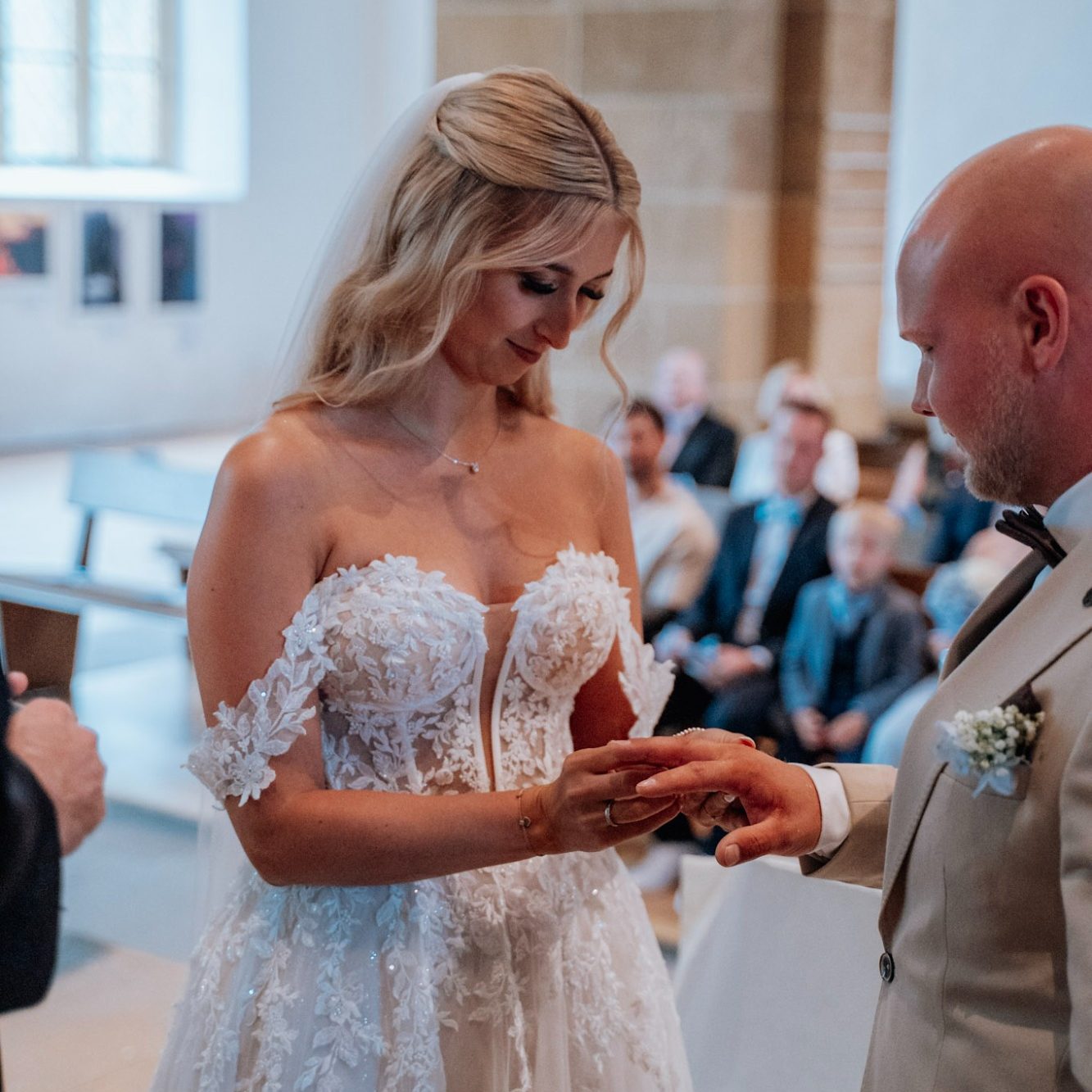 Emotionaler Moment eines Brautpaares bei einer Hochzeit in Bielefeld