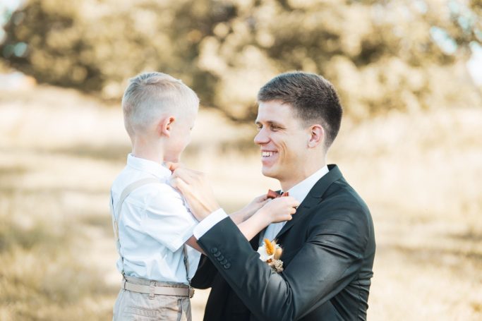Hochzeitsfotograf Bielefeld Bräutigam mit Bruder Hochzeit emotionale Szene