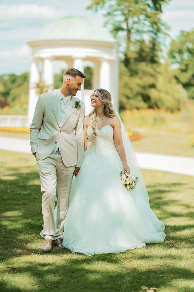 Hochzeitsfotograf Gütersloh Brautpaar läuft gemeinsam draußen Hochzeit