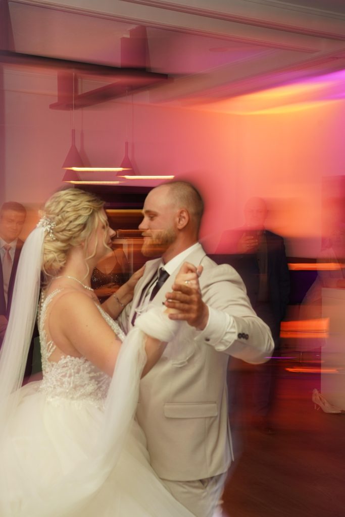 Hochzeitsfotograf Harsewinkel Hochzeitstanz Brautpaar Feier Abendlicht