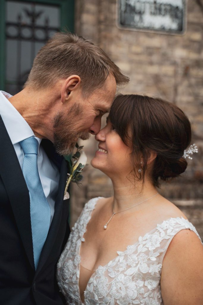 Hochzeitsfotograf Gütersloh Brautpaar nah beieinander romantisches Portrait