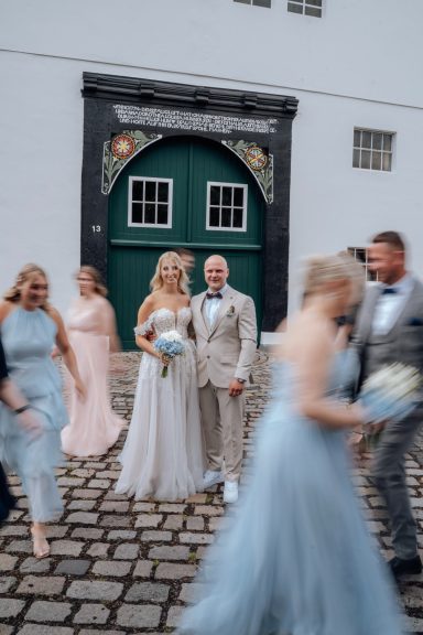 Braut und Hochzeitsgäste im Innenhof des Hof Steffen