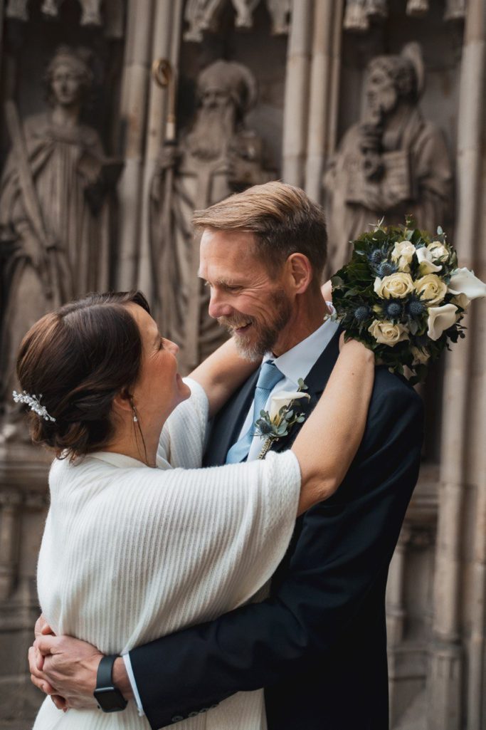 Hochzeitsfotograf NRW emotionale Umarmung Brautpaar Hochzeit Nahaufnahme