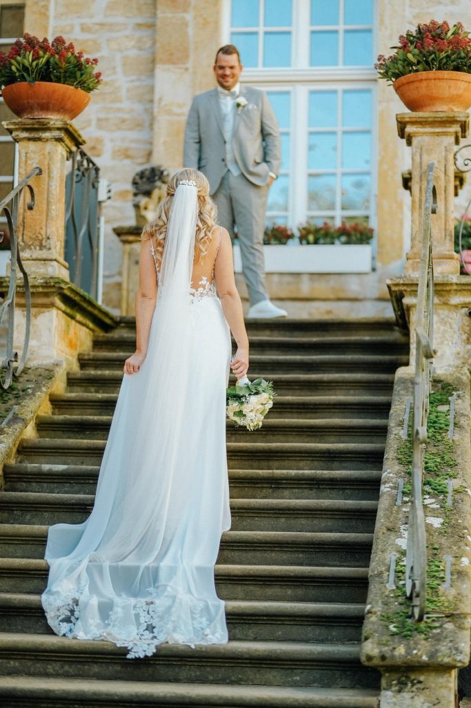Hochzeitsfotograf Harsewinkel Brautpaar auf Treppe elegante Hochzeit
