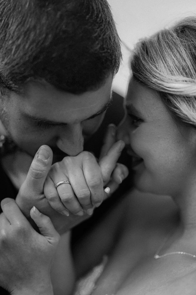Hochzeitsfotograf NRW emotionaler Moment Brautpaar berührt sich