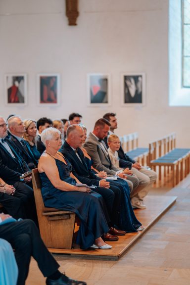 Hochzeitsgäste in der Peter-und-Pauls-Kirche Heepen in Bielefeld