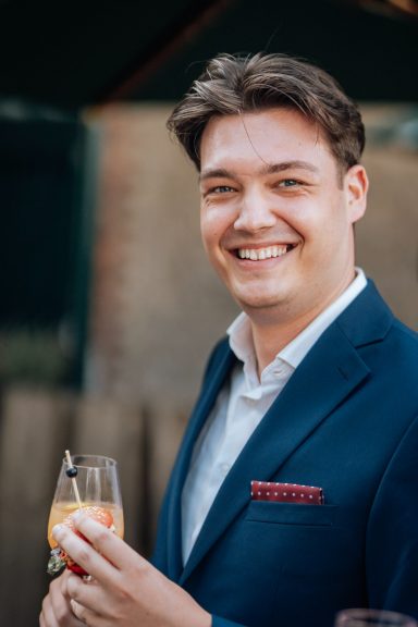 Servicekraft beim Hochzeitsempfang im Hof Steffen in Bielefeld