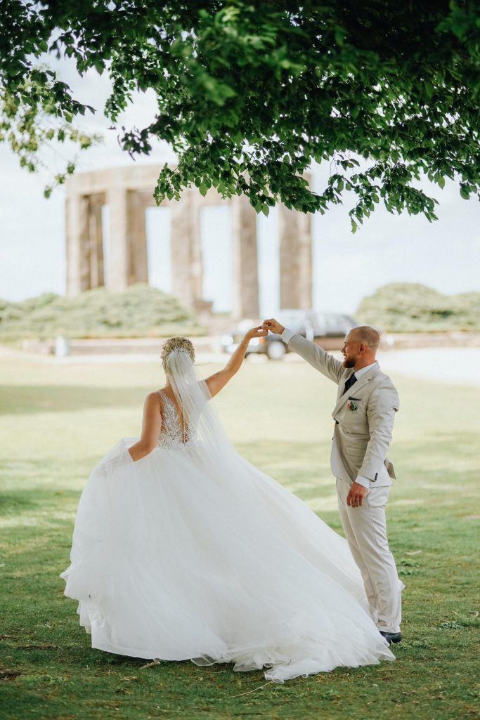 Hochzeitsfotograf Bielefeld Brautpaar hebt Hände jubelnd Hochzeit