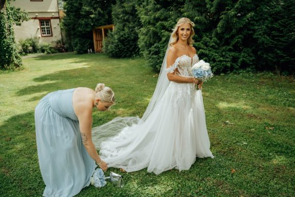 Braut beim First Look im Garten in Bielefeld