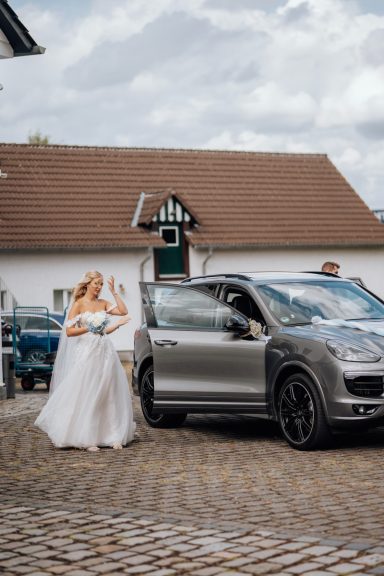 Brautpaar mit Hochzeitsauto in Bielefeld