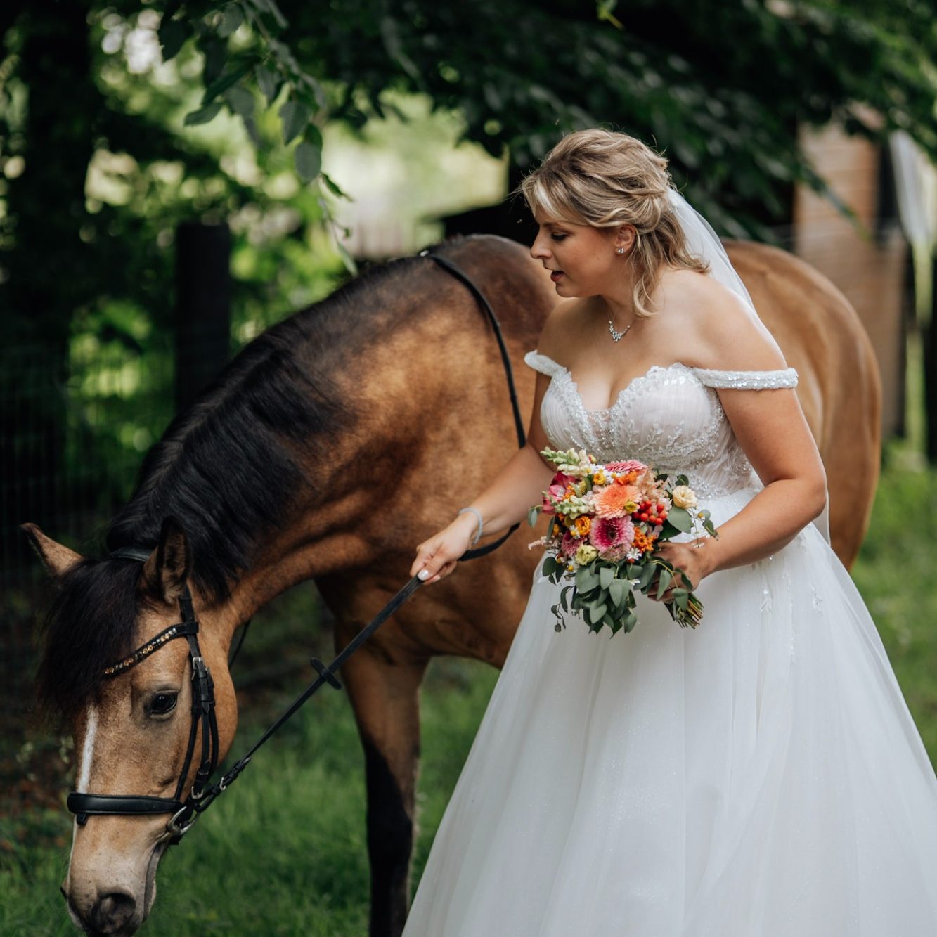 Emotionaler Moment eines Brautpaares bei einer Hochzeit in Bielefeld