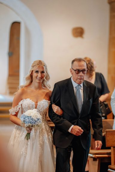 Einzug der Braut mit ihrem Vater in die Peter-und-Pauls-Kirche Heepen